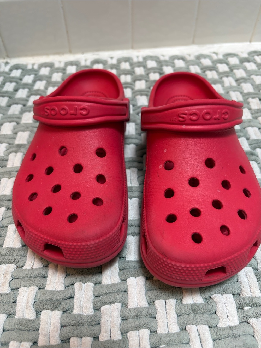 CROCS Classic Clogs in Red men’s size 5 women’s size 7
